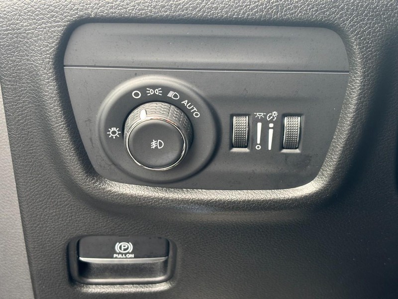 Jeep Grand Cherokee Vehicle Full-screen Gallery Image 16