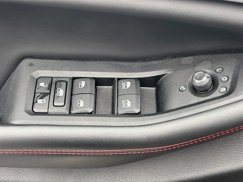 Jeep Grand Cherokee Vehicle Full-screen Gallery Image 24