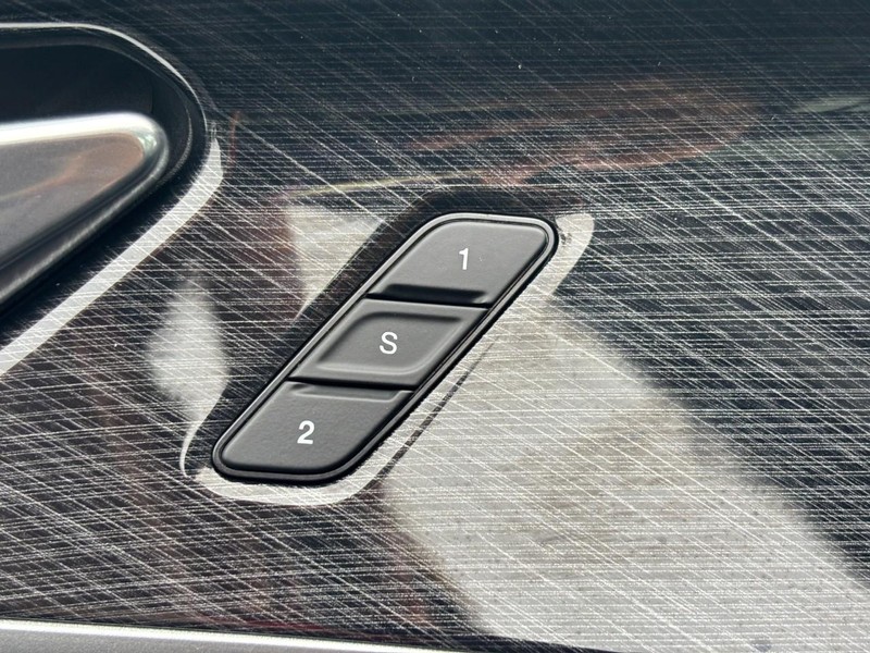 Jeep Grand Cherokee Vehicle Full-screen Gallery Image 25