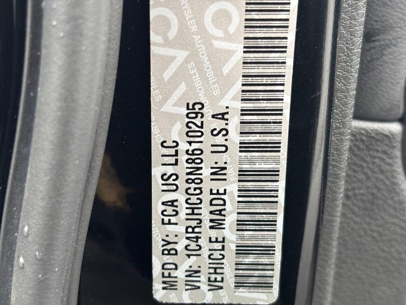 Jeep Grand Cherokee Vehicle Full-screen Gallery Image 28