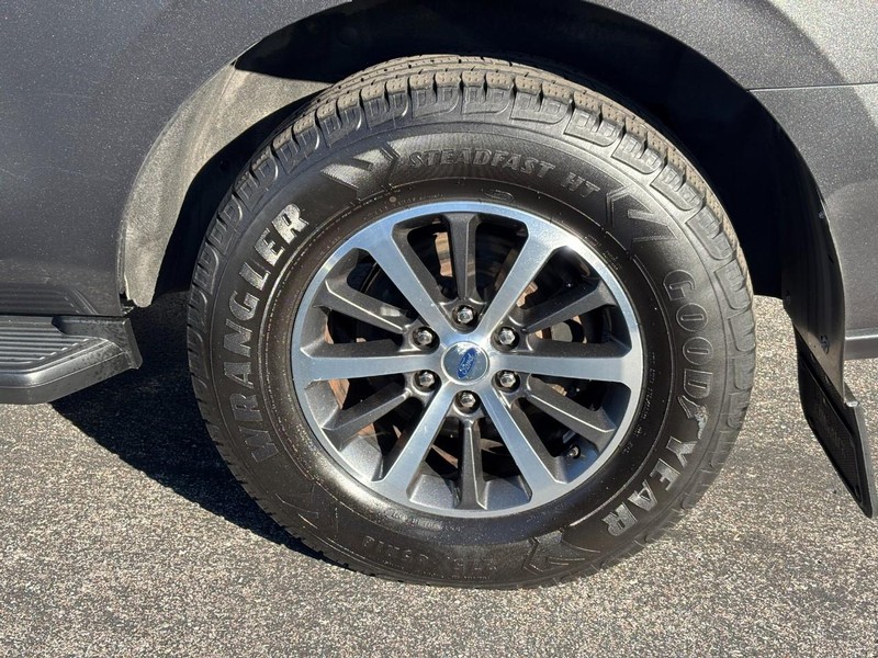 Ford Expedition Vehicle Full-screen Gallery Image 07