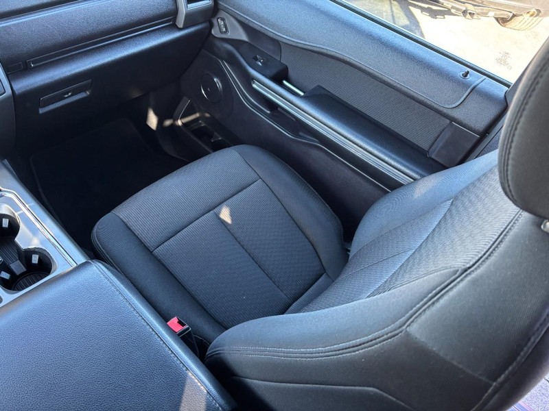 Ford Expedition Vehicle Full-screen Gallery Image 16