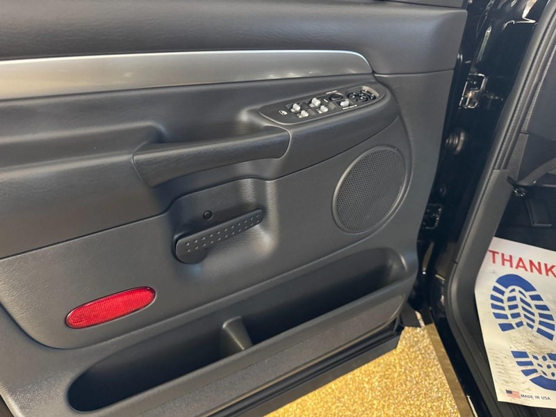 Dodge Ram SRT-10 Vehicle Full-screen Gallery Image 10