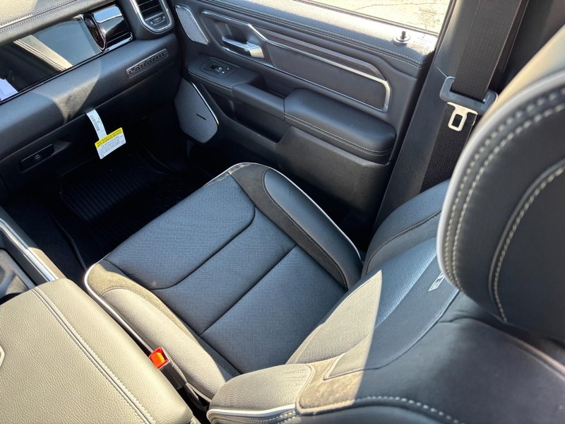 Ram 1500 Vehicle Full-screen Gallery Image 09