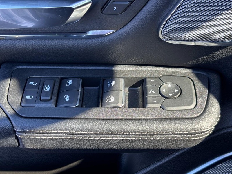 Ram 1500 Vehicle Full-screen Gallery Image 17