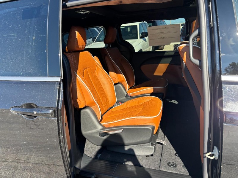 Chrysler Pacifica Vehicle Full-screen Gallery Image 05