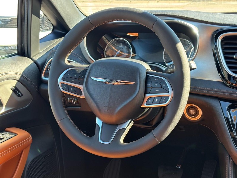 Chrysler Pacifica Vehicle Full-screen Gallery Image 08