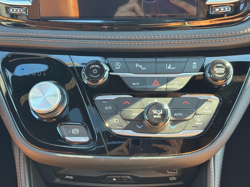 Chrysler Pacifica Vehicle Full-screen Gallery Image 10