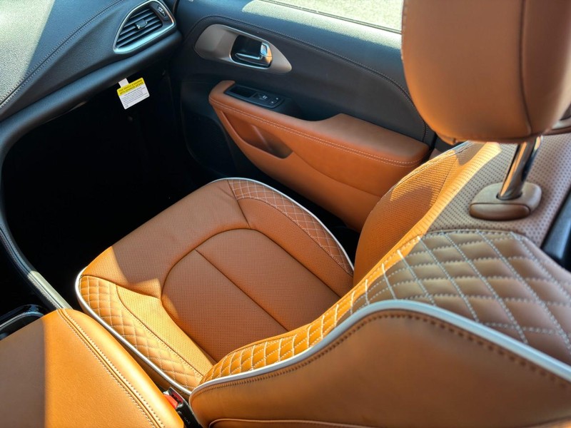 Chrysler Pacifica Vehicle Full-screen Gallery Image 11