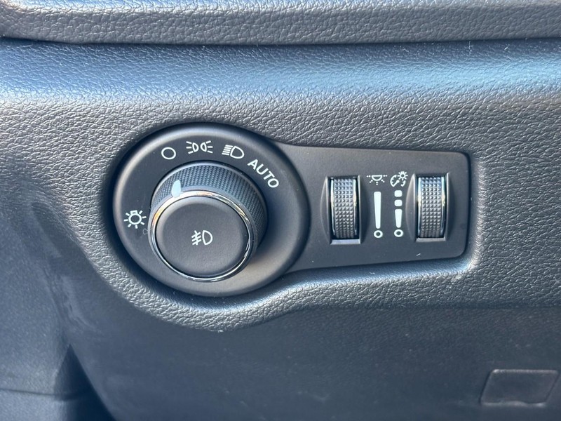 Chrysler Pacifica Vehicle Full-screen Gallery Image 12