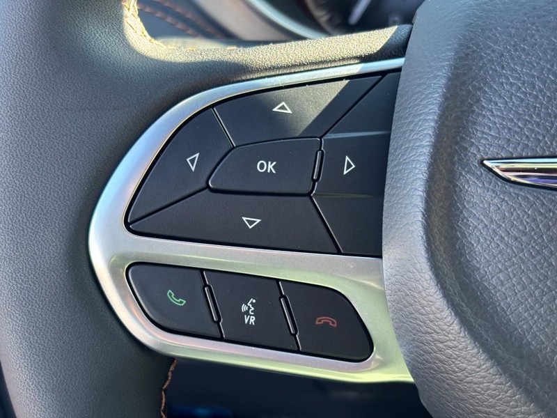 Chrysler Pacifica Vehicle Full-screen Gallery Image 13