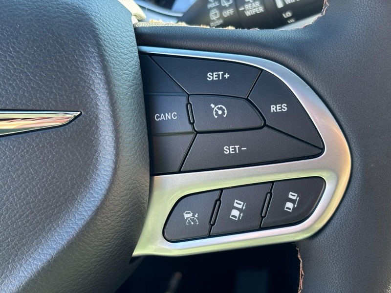 Chrysler Pacifica Vehicle Full-screen Gallery Image 14