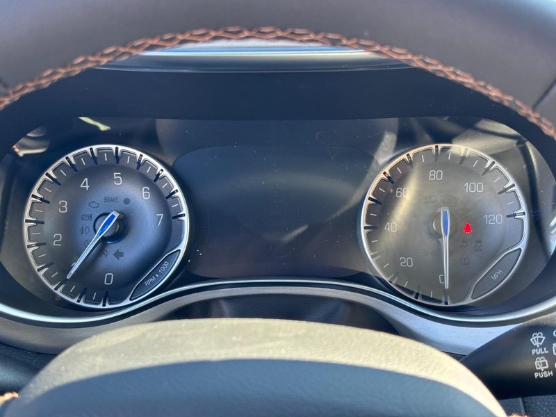 Chrysler Pacifica Vehicle Full-screen Gallery Image 15