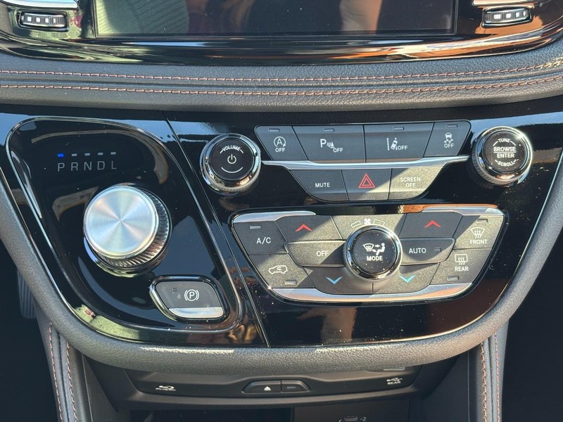 Chrysler Pacifica Vehicle Full-screen Gallery Image 17