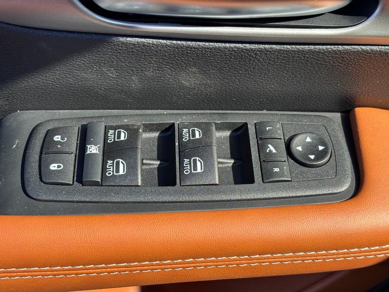 Chrysler Pacifica Vehicle Full-screen Gallery Image 18