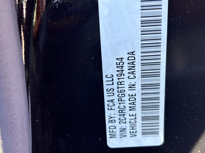 Chrysler Pacifica Vehicle Full-screen Gallery Image 22