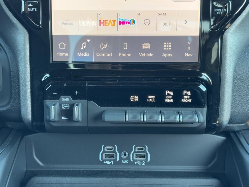 Ram 2500 Vehicle Full-screen Gallery Image 09