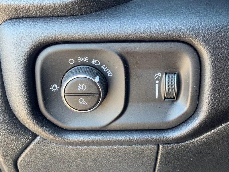 Ram 2500 Vehicle Full-screen Gallery Image 11