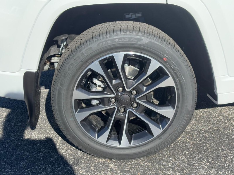 Jeep Grand Cherokee Vehicle Full-screen Gallery Image 04