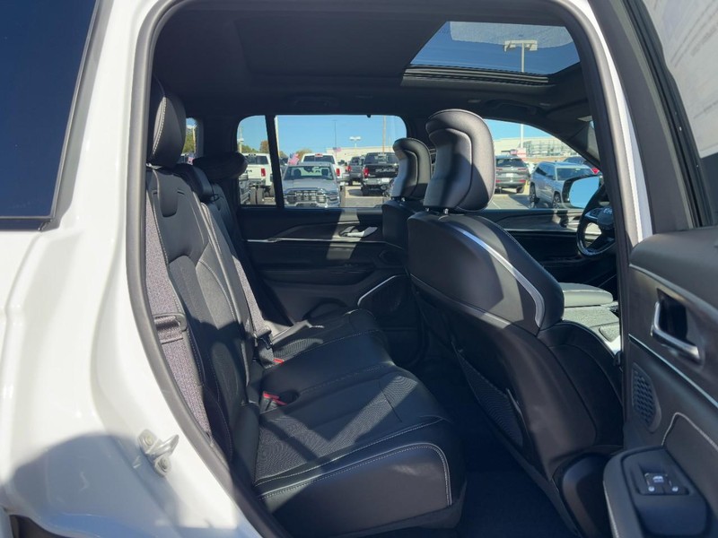 Jeep Grand Cherokee Vehicle Full-screen Gallery Image 05