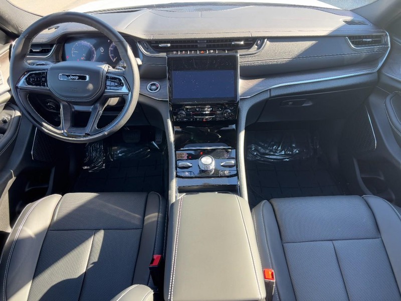 Jeep Grand Cherokee Vehicle Full-screen Gallery Image 06