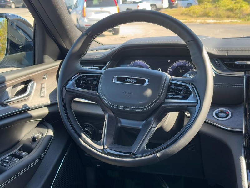 Jeep Grand Cherokee Vehicle Full-screen Gallery Image 07