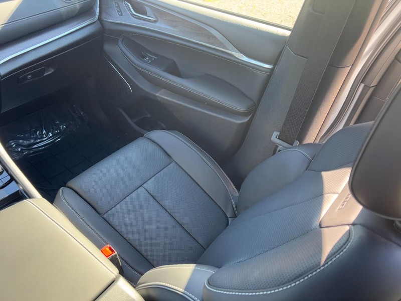 Jeep Grand Cherokee Vehicle Full-screen Gallery Image 09