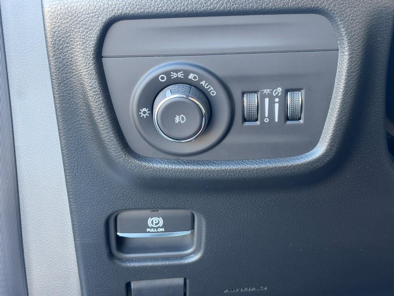 Jeep Grand Cherokee Vehicle Full-screen Gallery Image 10