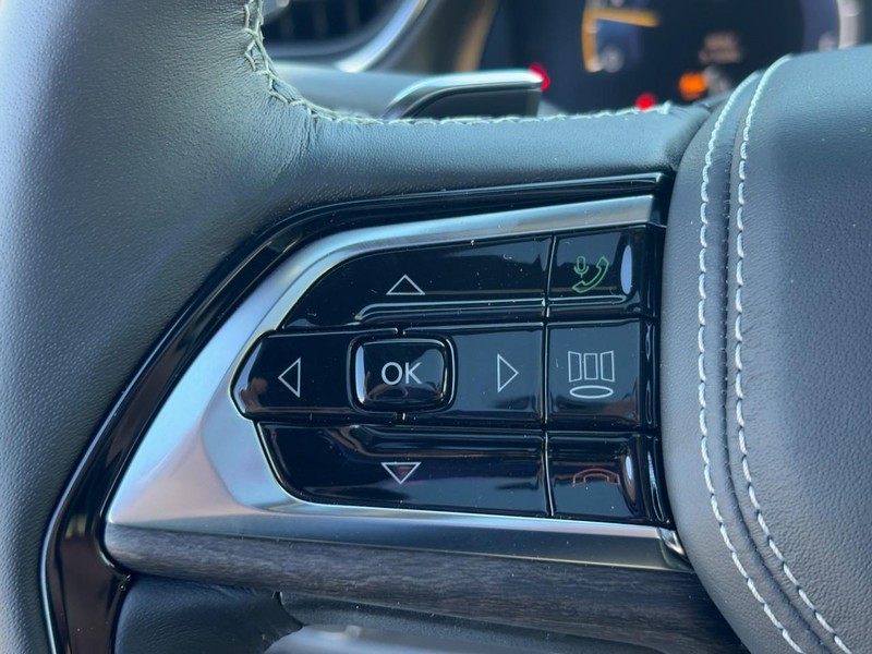 Jeep Grand Cherokee Vehicle Full-screen Gallery Image 11