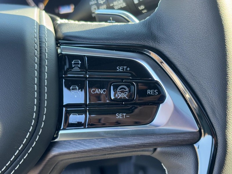 Jeep Grand Cherokee Vehicle Full-screen Gallery Image 12