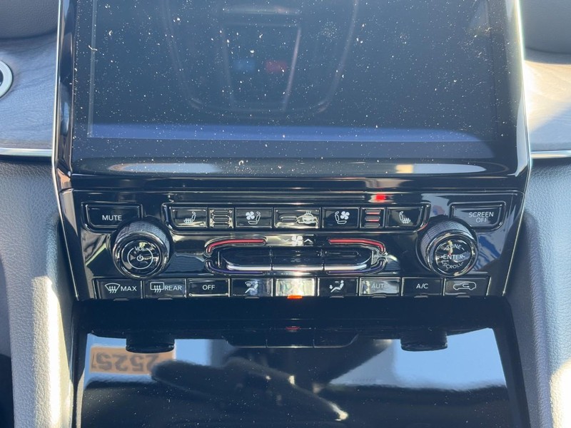 Jeep Grand Cherokee Vehicle Full-screen Gallery Image 15