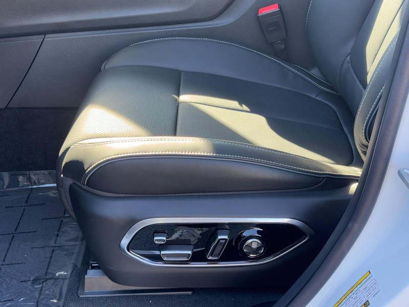 Jeep Grand Cherokee Vehicle Full-screen Gallery Image 17