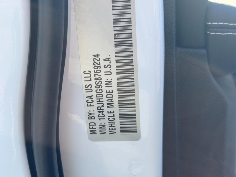 Jeep Grand Cherokee Vehicle Full-screen Gallery Image 19