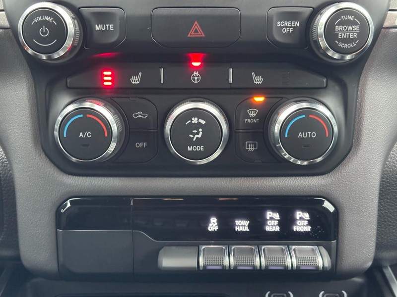 Ram 1500 Vehicle Full-screen Gallery Image 14