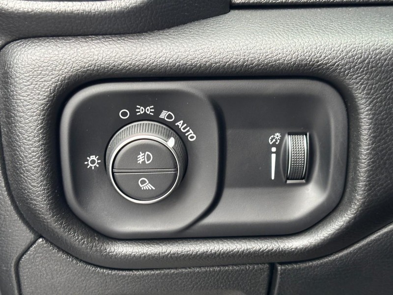 Ram 1500 Vehicle Full-screen Gallery Image 16