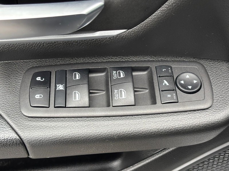 Ram 1500 Vehicle Full-screen Gallery Image 23