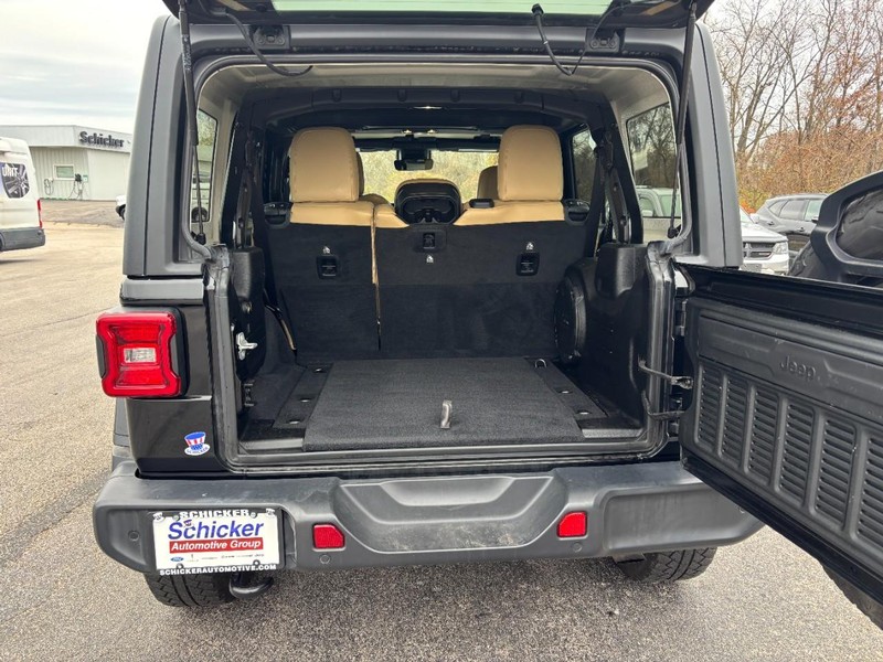 Jeep Wrangler Unlimited Vehicle Full-screen Gallery Image 04