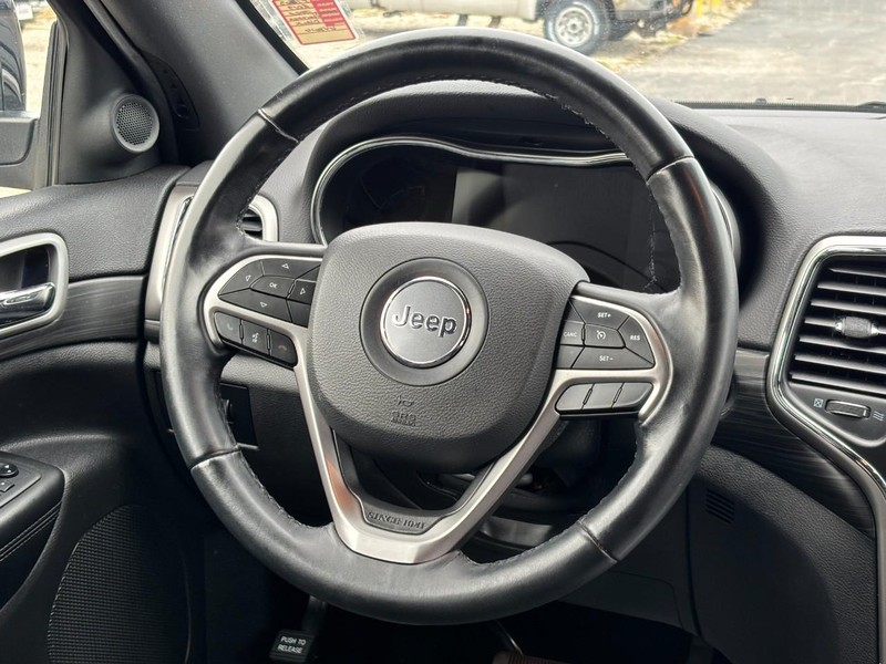 Jeep Grand Cherokee Vehicle Full-screen Gallery Image 12