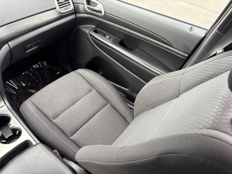 Jeep Grand Cherokee Vehicle Full-screen Gallery Image 15