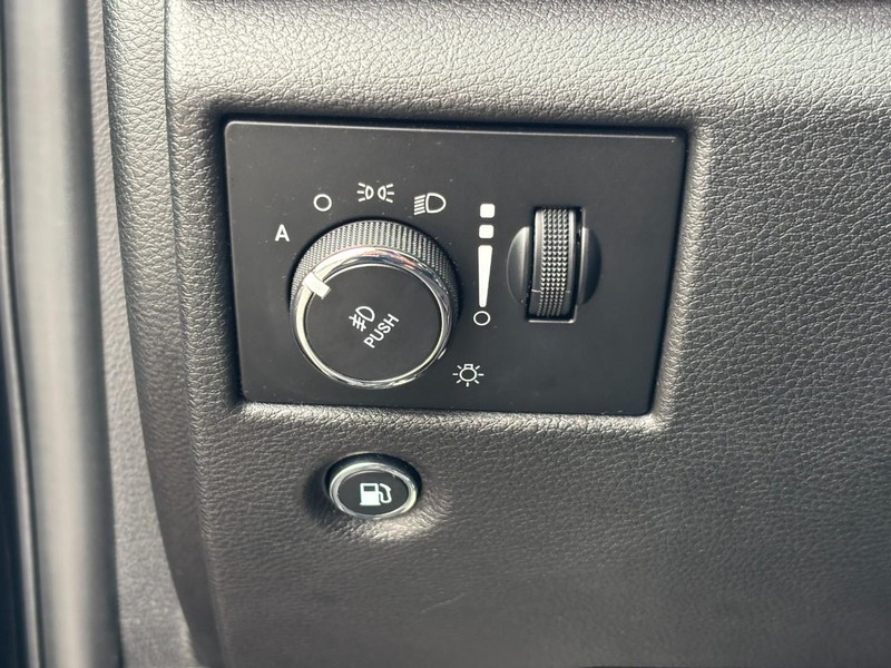 Jeep Grand Cherokee Vehicle Full-screen Gallery Image 16