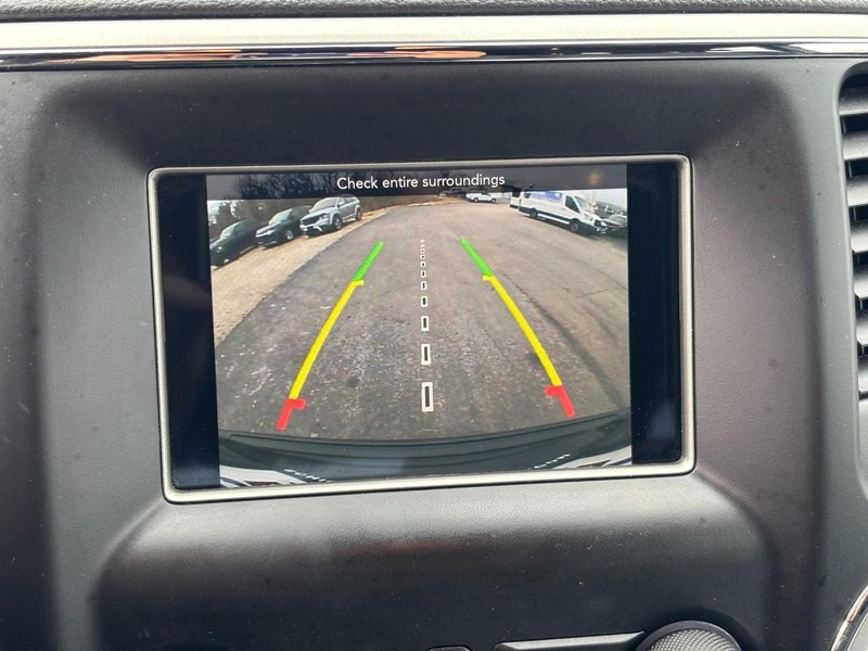 Jeep Grand Cherokee Vehicle Full-screen Gallery Image 21