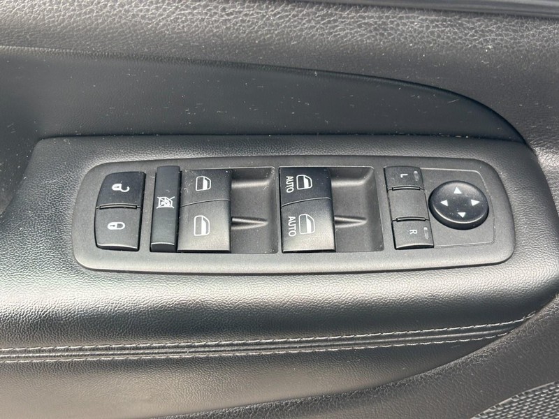 Jeep Grand Cherokee Vehicle Full-screen Gallery Image 23