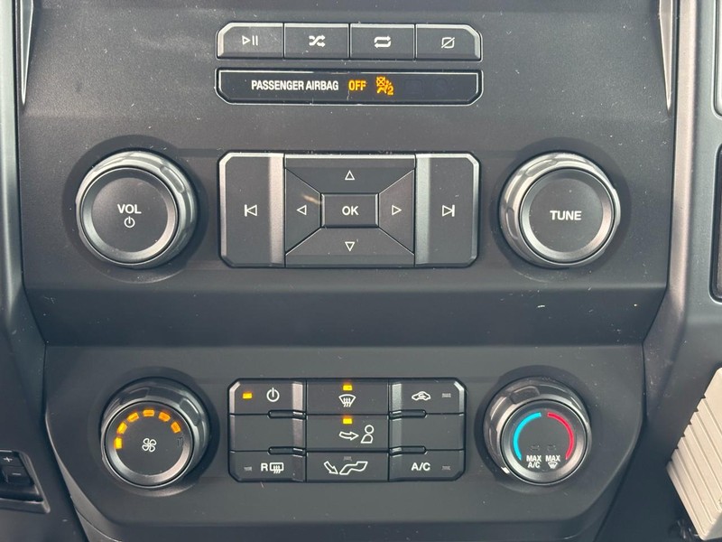 Ford F-150 Vehicle Full-screen Gallery Image 17