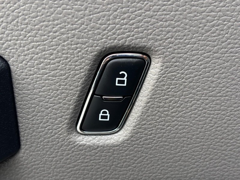 Ford F-150 Vehicle Full-screen Gallery Image 19