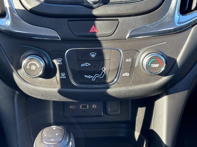 Chevrolet Equinox Vehicle Full-screen Gallery Image 14