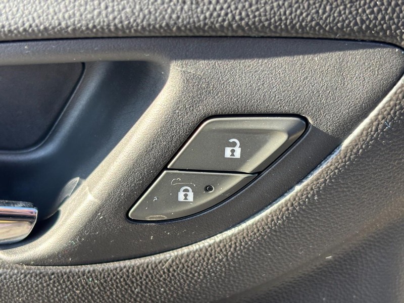 Chevrolet Equinox Vehicle Full-screen Gallery Image 24