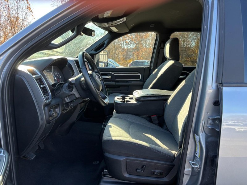 Ram 2500 Vehicle Full-screen Gallery Image 16