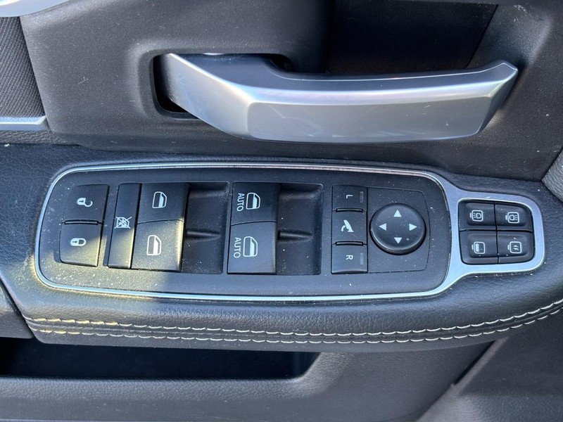 Ram 2500 Vehicle Full-screen Gallery Image 24