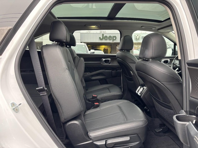 Kia Sorento Vehicle Full-screen Gallery Image 09