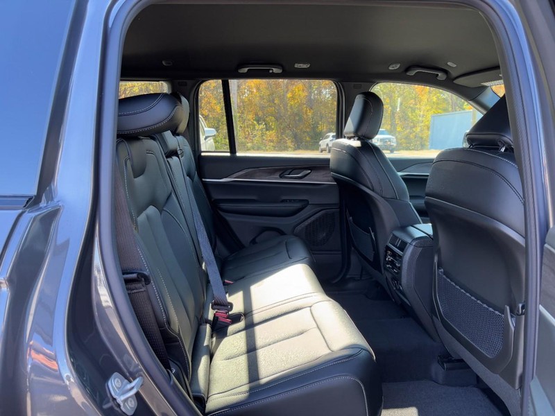 Jeep Grand Cherokee Vehicle Full-screen Gallery Image 05